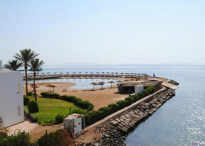 Beachfront Cozy Flat 10 Minutes From Air Port, Free Wifi *
