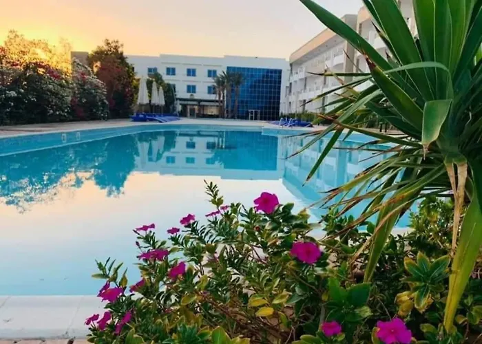 Beachfront Cozy Flat 10 Minutes From Air Port, Free Wifi Apartment *