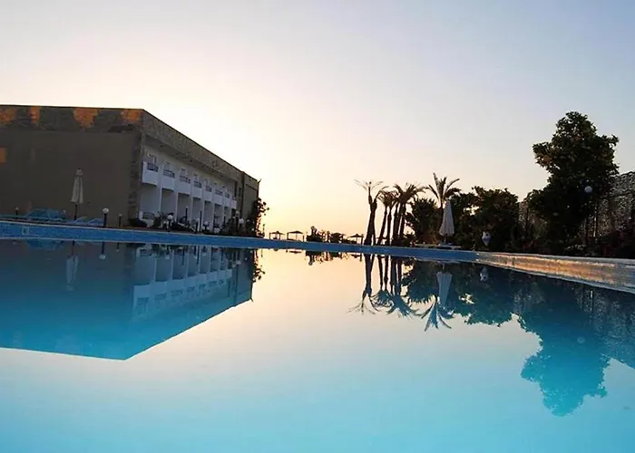 Beachfront Cozy Flat 10 Minutes From Air Port, Free Wifi * Hurghada
