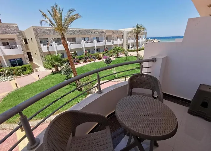 Beachfront Cozy Flat 10 Minutes From Air Port, Free Wifi Apartment *
